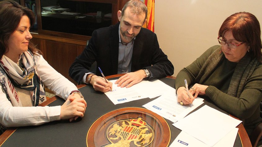 L’alcaldessa i el gerent de concessions de Sorea signant l'acord amb Noèlia Soto