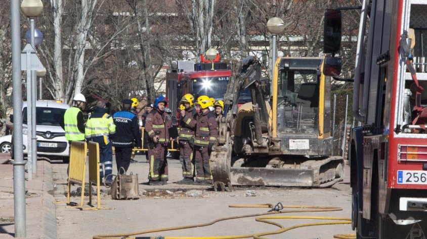 Els equips d'emergències ahir a la zona de la fuita de gas, al carrer Francesc Casades