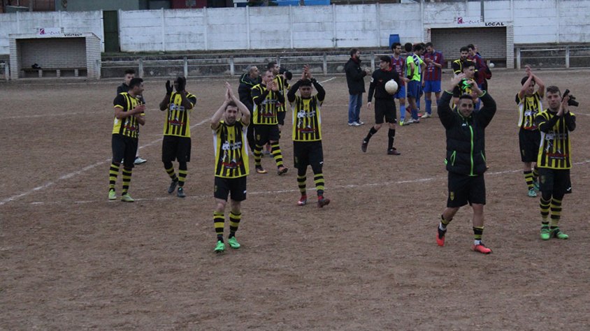 Els jugadors de l'Angulària celebrant la victòria