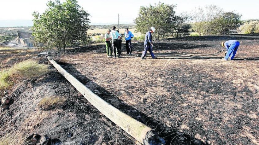 Imatge d'arxiu dels tècnics de la companyia i els rurals al lloc on es va originar l'incendi