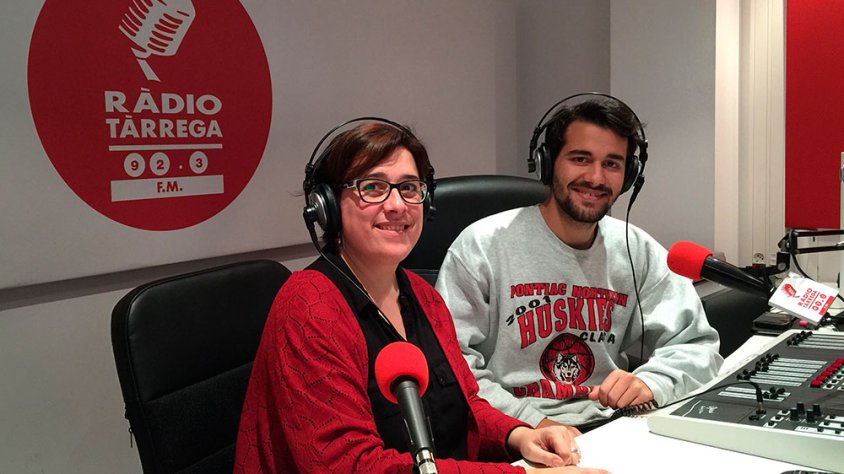 La directora de Ràdio Tàrrega, Gemma Peris, amb el conductor del programa, Dani Hernández