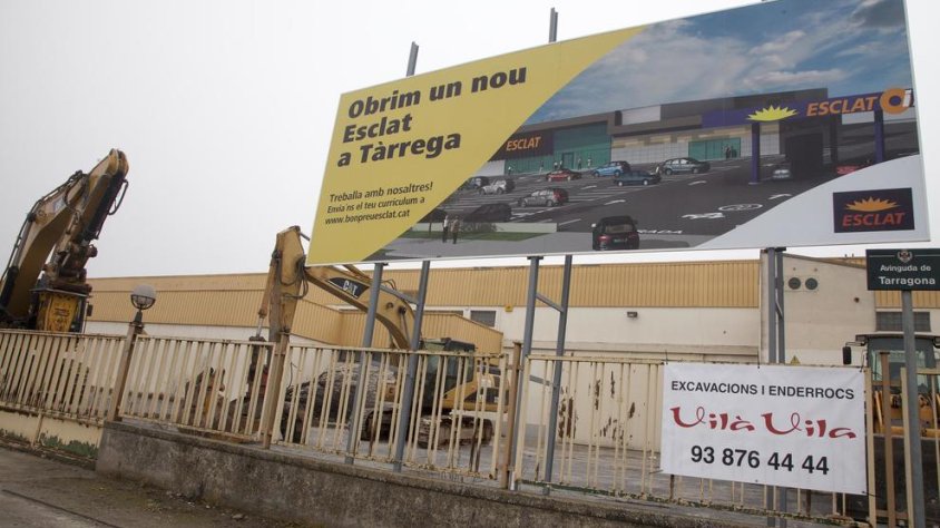 Les màquines treballaran aquesta setmana per enderrocar les antigues naus de construcció