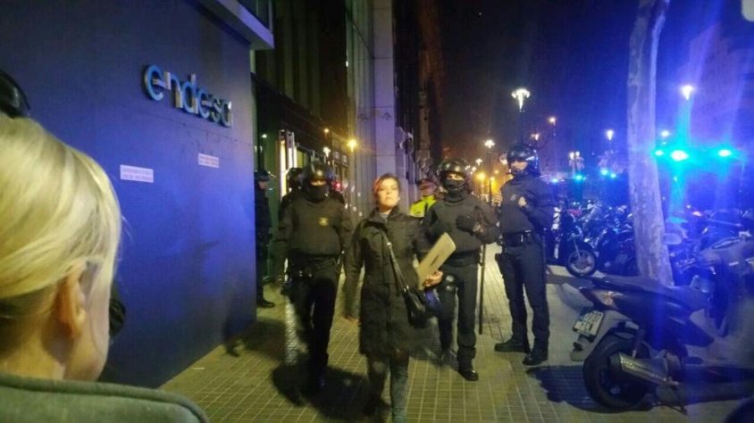 Els Mossos desallotjant les oficines d'Endesa a Barcelona