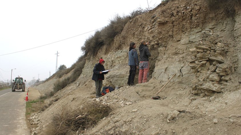 Tècnics del Museu Comarcal durant les prospeccions a la troballa