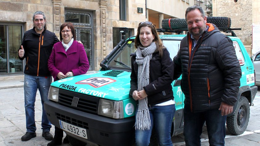 El matrimoni participant, Manel García i Marga Barros; l’alcaldessa Rosa Maria Perelló; i el regidor d’Esports, Silveri Caro; davant la Casa Consistorial de Tàrrega amb el Fiat Panda 4X4