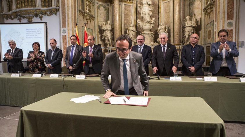 Rull va firmar el conveni per al gran pacte de l'aigua al paranimf de la Universitat de Cervera.