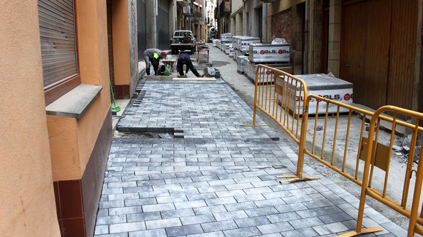 Col·locació de les primeres llambordes del carrer d'Urgell