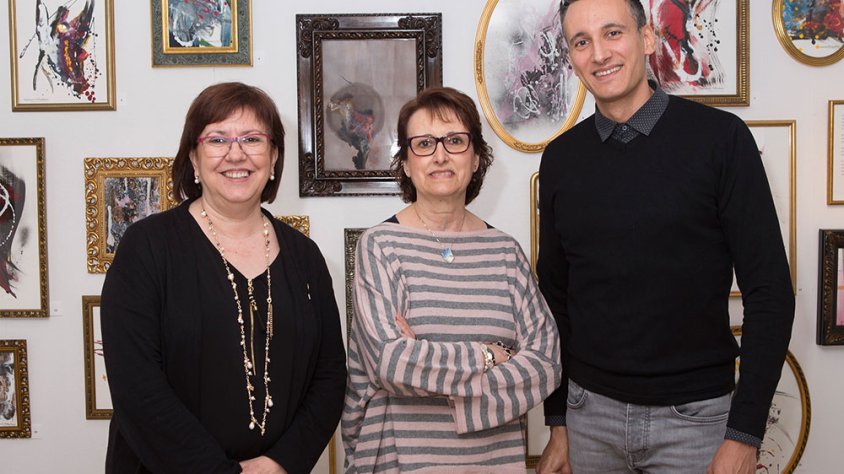 D'esquerra a dreta, l'alcaldessa, l'autora i el seu fill, el Mag Lari