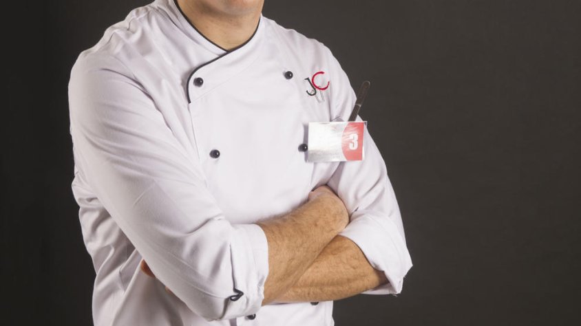 Genís Costa amb els plats que va preparar