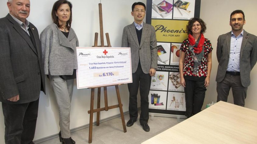Acte amb Dolors Curià (Creu Roja Lleida) i William Chen (president Phoenix Group), al centre