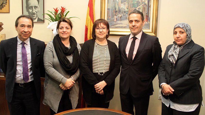 L’alcaldessa de Tàrrega, Rosa Maria Perelló, amb el cònsol del Marroc Abdelaziz Jatim. A la trobada també han assistit la regidora d’Acció Social, Noèlia Soto, i els vice-cònsols Mohamed Touzani i Fatima Ighboula