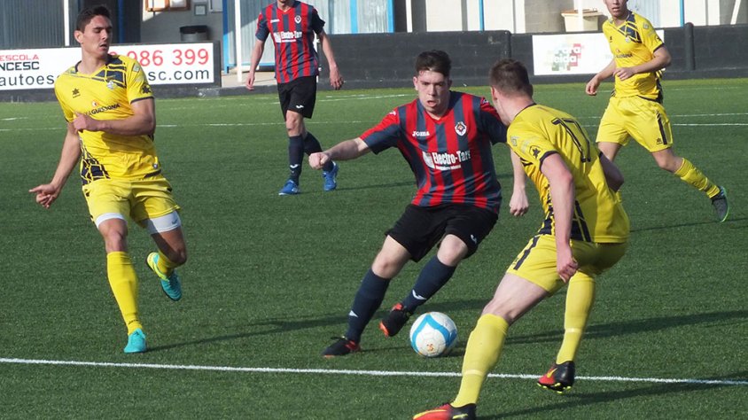 Un dels jugadors targarins disputant la pilota a un contrari