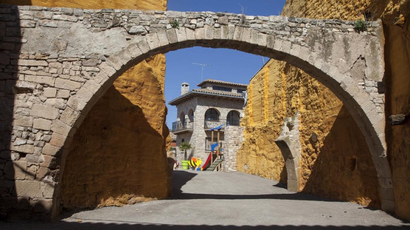 El nou accés al centre amb la zona infantil al fons