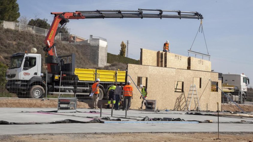 Els operaris instal·lant part de l'estructura de l'equipament