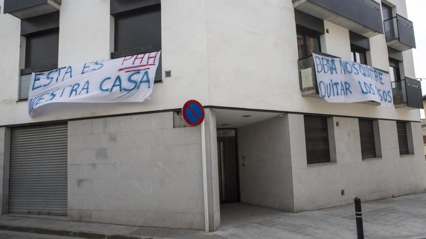 Pancartes de protesta pengen dels balcons del pis a la cruïlla entre els carrers Segle XX i Indústria