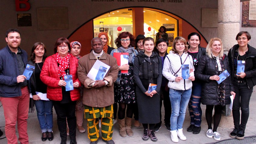 Els encarregats de llegir els poemes amb l'alcaldessa, el regidor de Cultura i la directora de la Biblioteca