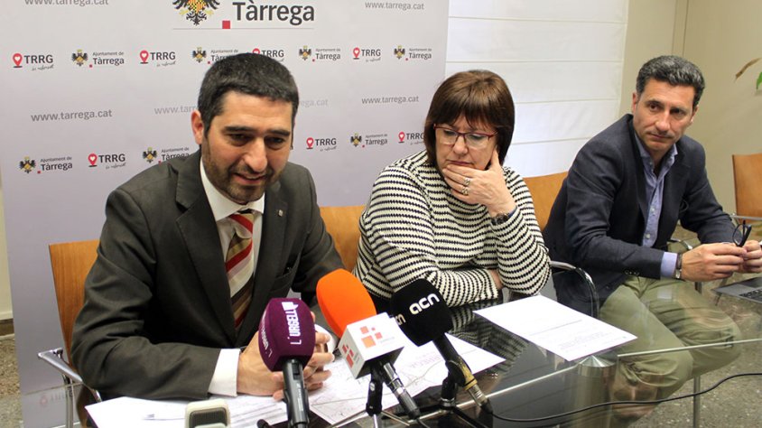 Imatge de la roda de premsa d’avui amb l’alcaldessa Rosa Maria Perelló; el secretari de Telecomunicacions, Jordi Puigneró; i el responsable comercial de Xarxa Oberta de Catalunya, Carles Viladecans