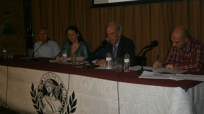 Assemblea de l'Ateneu. D'esquerra a dreta, Josep Sanahuja, Elisabet Talavera, Antoni Tacies i Lluís Agea