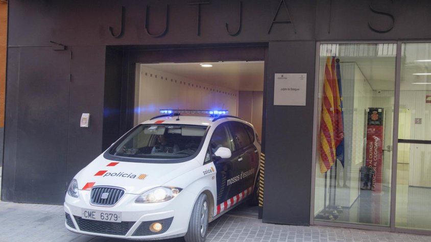 Un cotxe dels Mossos, sortint divendres del jutjat de Balaguer amb alguns dels arrestats