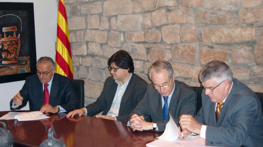 Grau (esq.), en la firma d’un conveni amb els regants del canal