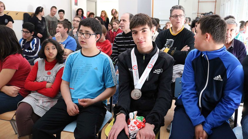 Pol Puiggener amb els seus companys de l'Escola Alba