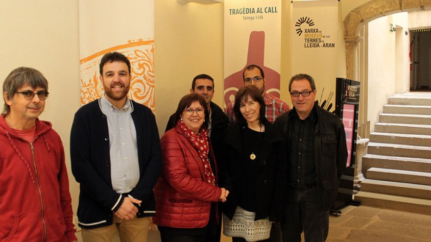L’alcaldessa Rosa Maria Perelló; el regidor de Cultura, Raül Palacios; la presidenta d’Aspid, Bibiana Bendicho; equip de direcció del Museu Comarcal de l’Urgell; i tècnics d’ASPID, al vestíbul del Museu Comarcal de l’Urgell - Tàrrega