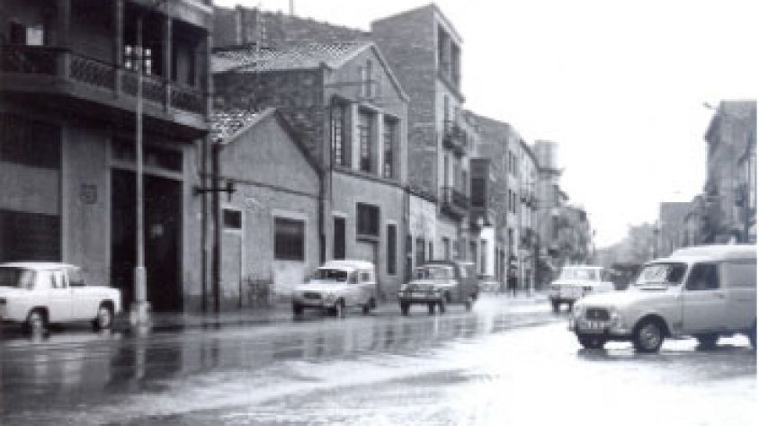 A l'esquerra, la trencadora d'ametlles de Cal Tordera (Indústries Pont); al centre, les dues naus de Cal Faixes, i, a la dreta, la petita nau de Bàscules Anglí
