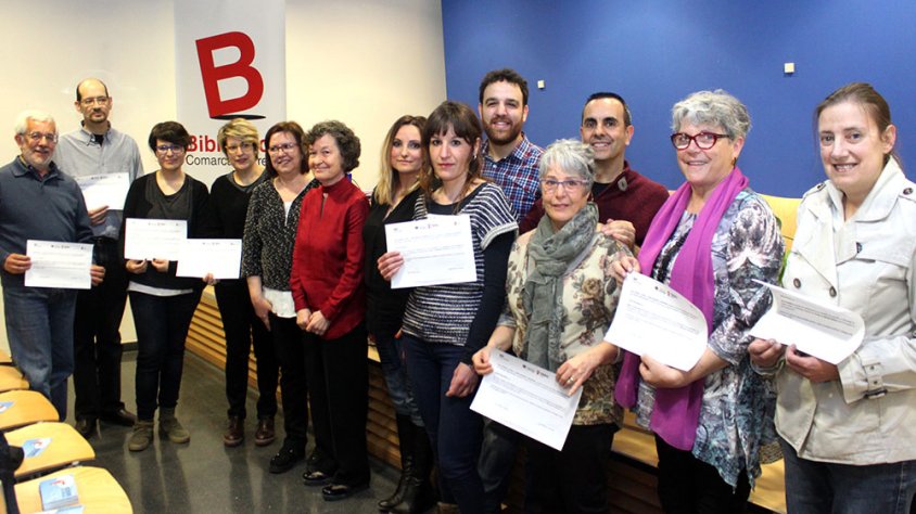 Els alumnes de la segona edició de l'escola amb l'escriptora Maria Barbal