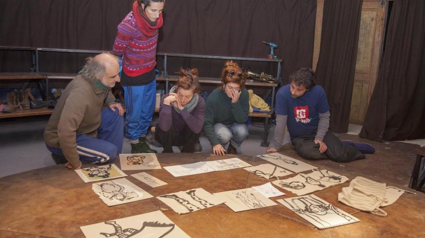 La companyia Los Galindos, ahir dins de la carpa que han instal·lat a Cal Trepat de Tàrrega