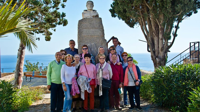 Foto de família davant el monòlit dedicat al pare Francisco Palau als Cubells