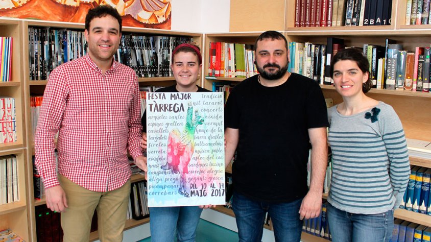 El regidor de Cultura, Raül Palacios, i l’autora del cartell, Laia Recasens, mostren el disseny guanyador acompanyats de representants de l’EASD Ondara de Tàrrega