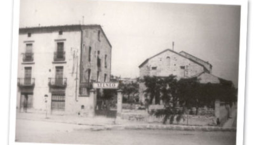 Antic edifici de la Societat Ateneu als anys quaranta. Als baixos, la saleta de l'Orfeó