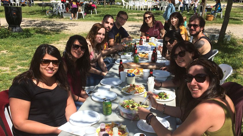 Una de les colles que van anar al Càmping a menjar la Mona