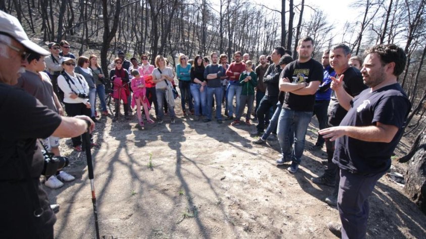 Unes 70 persones van assistir a la visita que va organitzar Vallbonatura a Rocallaura per explicar com actua el bosc després d'un foc