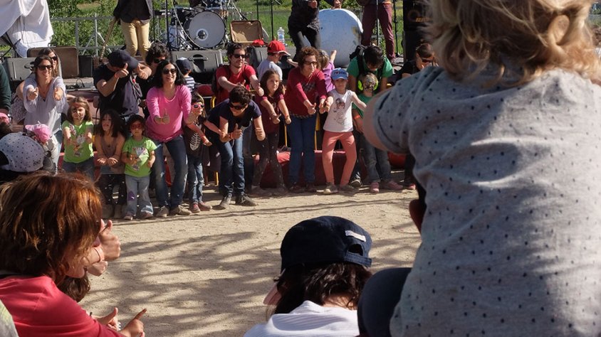 Pares i fills ballant al ritme de les cançons de Xiula