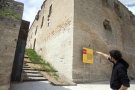 El castell de Maldà guanya un nou accés al demolir un mur