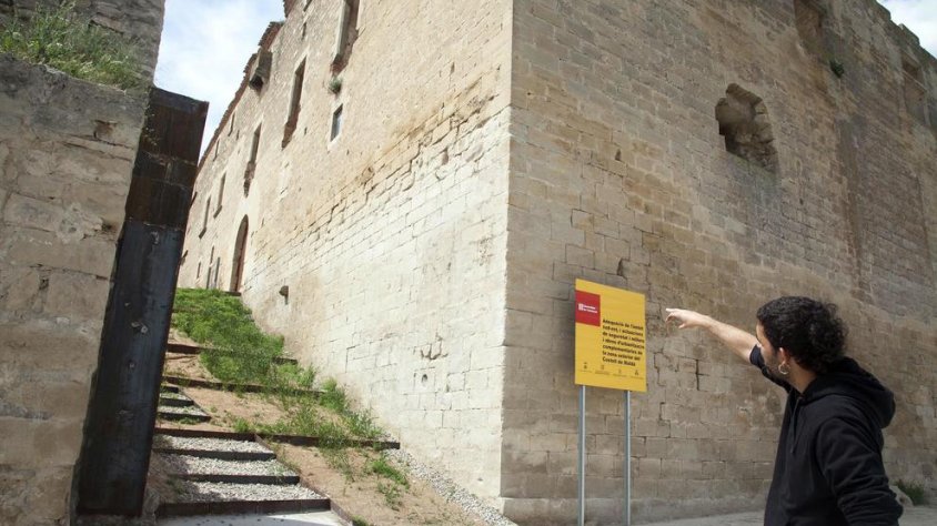 L'alcalde mostra el nou accés al castell