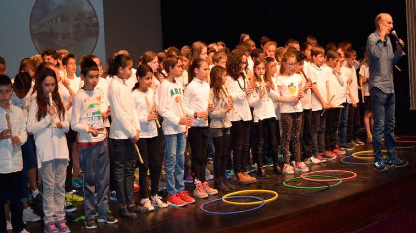 Alumnes participants a la Mostra que es va celebrar ahir dimarts al Teatre Ateneu