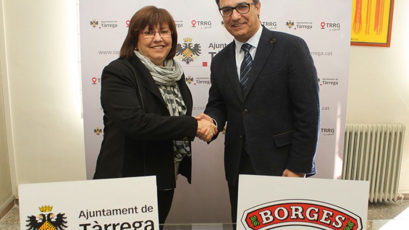 Rosa Maria Perelló, alcaldessa de Tàrrega, i Vicens Serrano, director general de Borges Agricultural & Industrial Edible Oils, quan s’oficialitzà el patrocini de la Festa Major