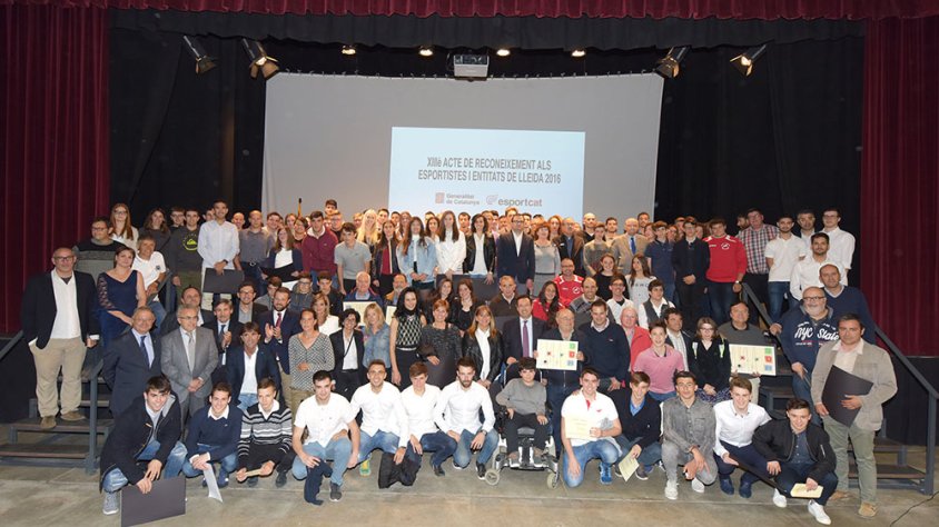 Foto de família de tots els esportistes reconeguts amb les autoritats