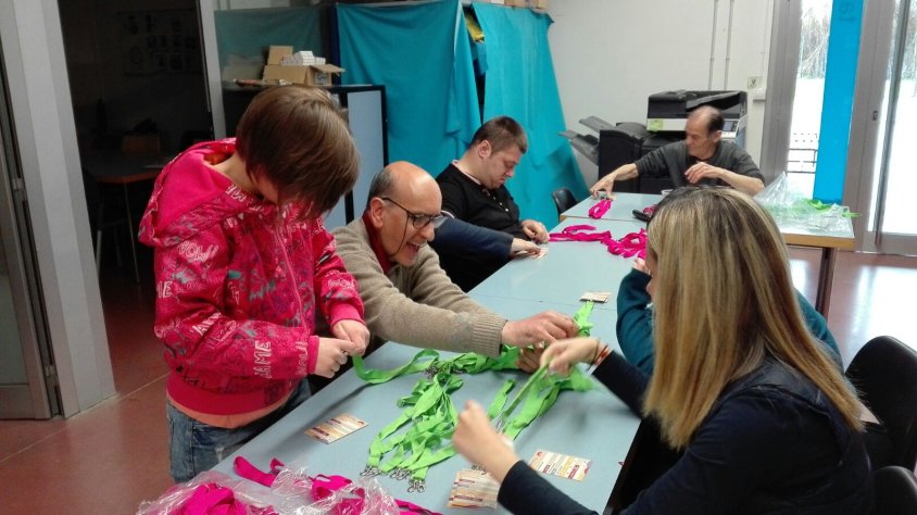 Voluntaris d'Alba elaborant les acreditacions per a la Jamborinada