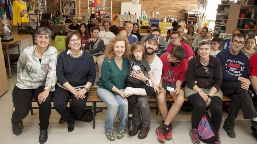 La família del Jan, ahir a l'Associació Alba abans de la projecció del film als Cinemes Majèstic