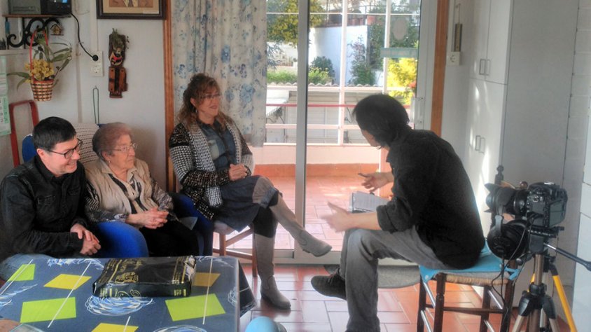 Un moment de l'entrevista a la filla i néts de Maria Bernades
