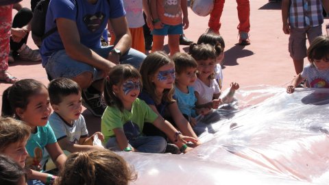 Nens participant en un taller de dansa creativa