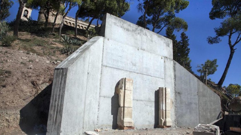 El mur de contenció que es construeix al peu de la muntanya