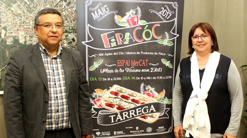 L’alcaldessa i el regidor de Promoció Econòmica mostren el cartell de Firacóc
