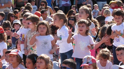 Nens ballant durant el concert de Dàmaris Gelabert