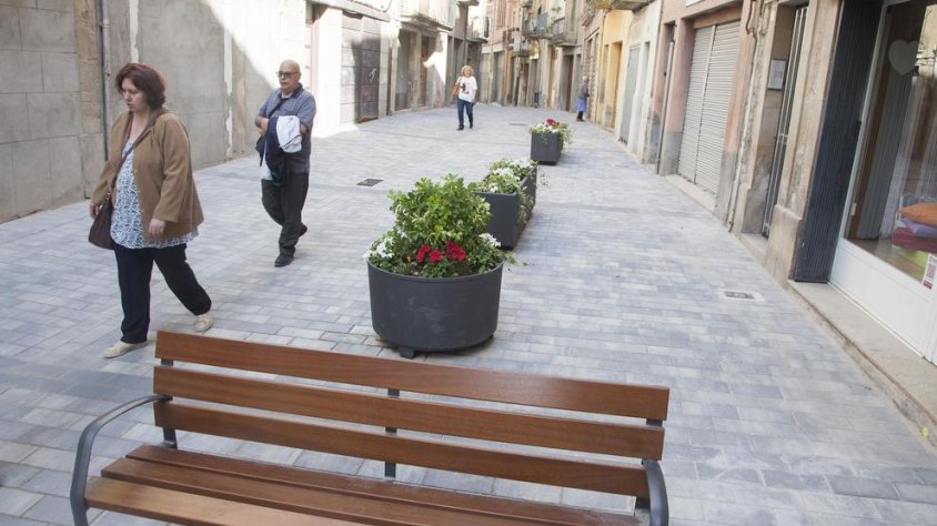 El nou aspecte del carrer Urgell de Tàrrega, ara amb més zona per als vianants