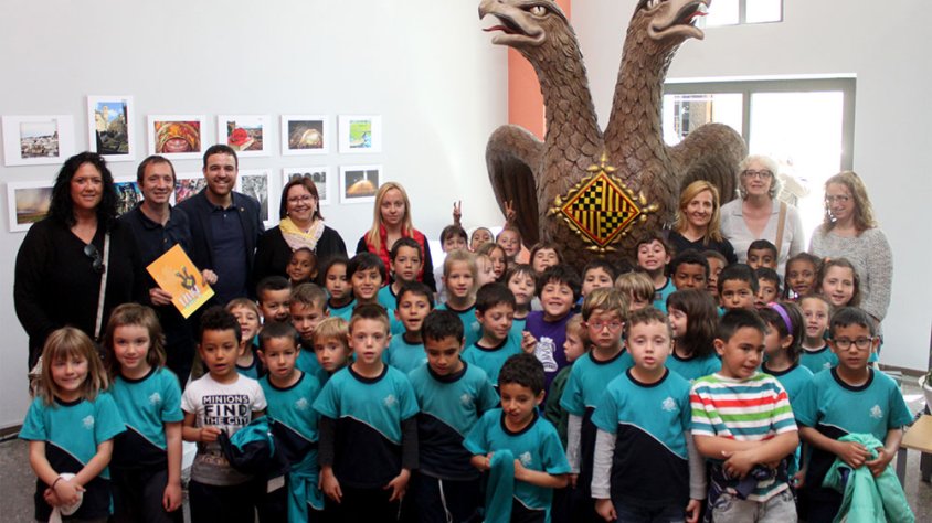 L’alcaldessa Rosa Maria Perelló; el regidor de Cultura, Raül Palacios; i representants de Guixanet amb alumnes del Col·legi Jacint Verdaguer i l’Àliga de Tàrrega, avui al vestíbul de la Casa Consistorial