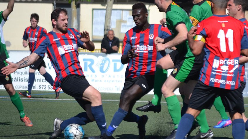 Un moment del partit contra el Cervera